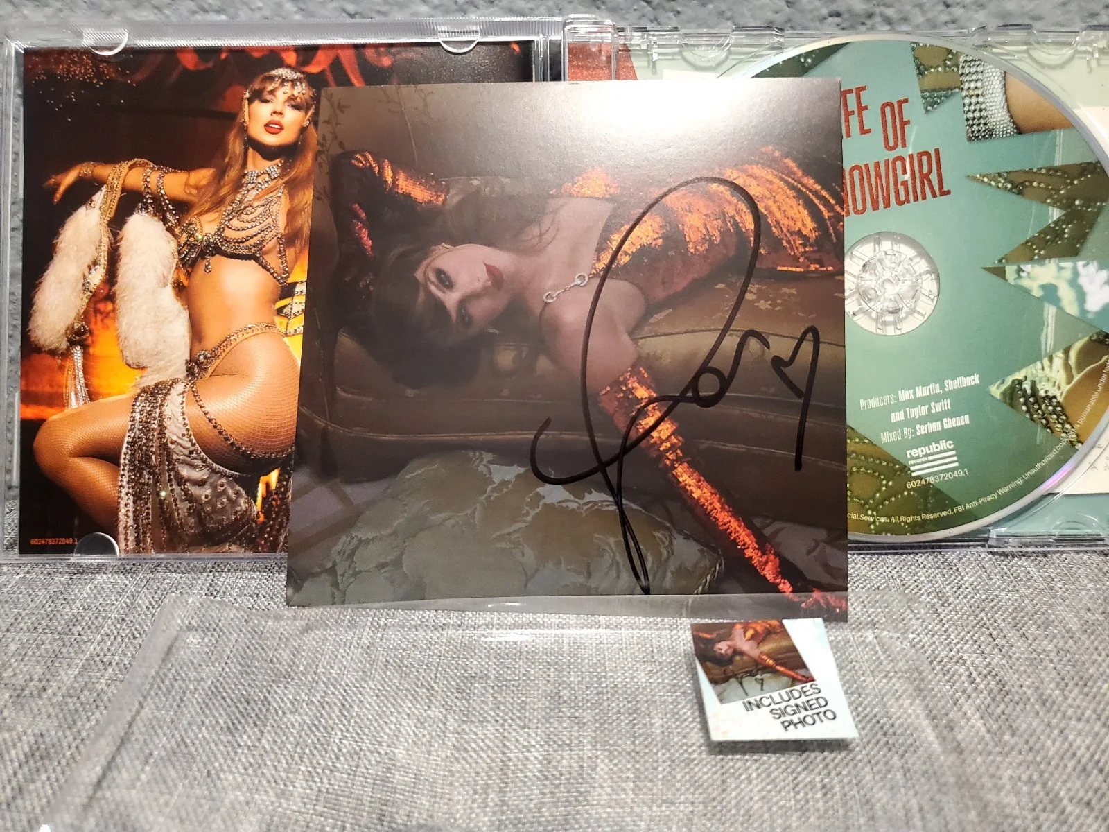 Taylor Swift The Life Of A Showgirl Signed Cd Photo 2, изображение 2