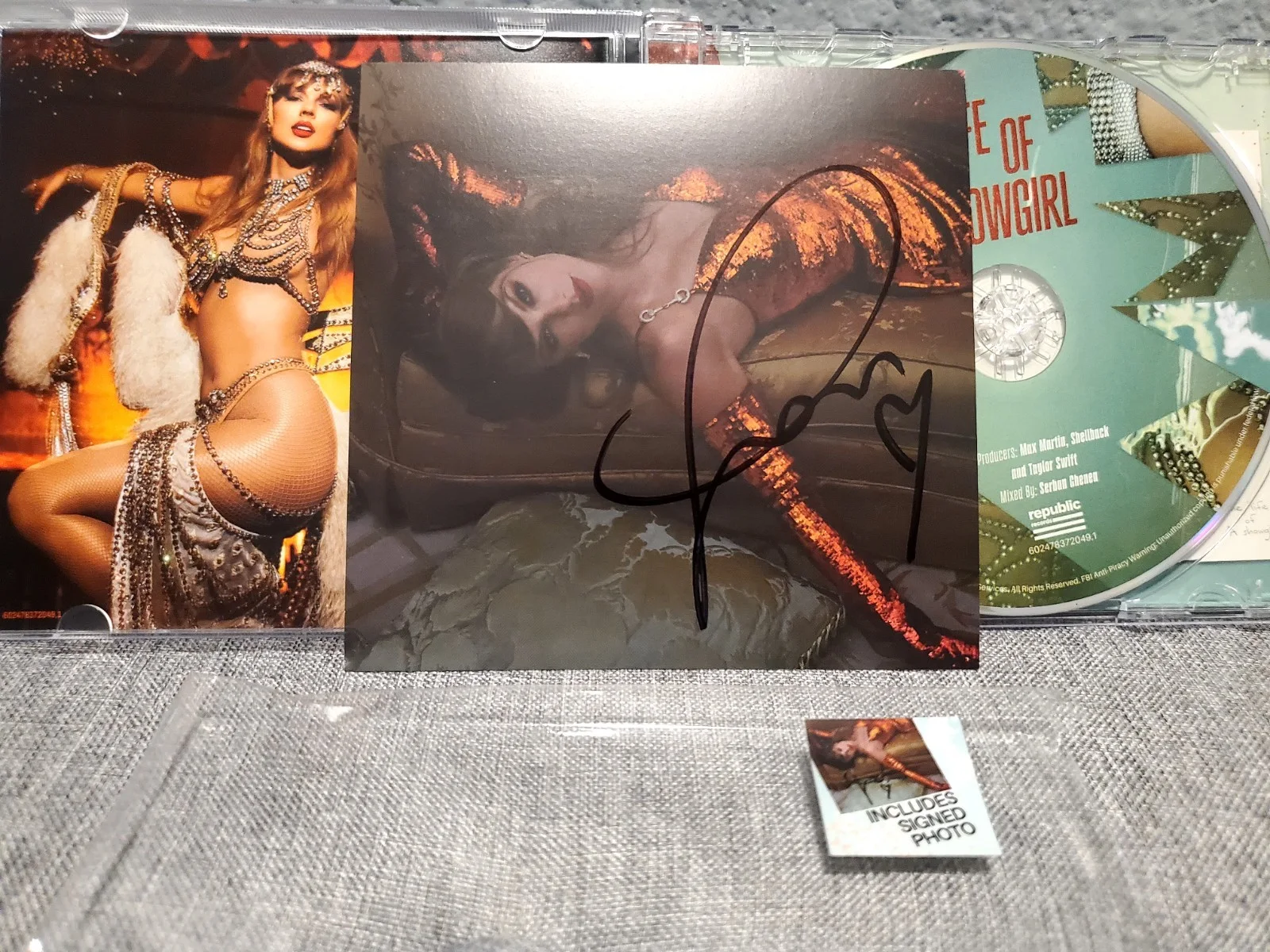 Taylor Swift The Life Of A Showgirl Signed Cd Photo 2, изображение 2