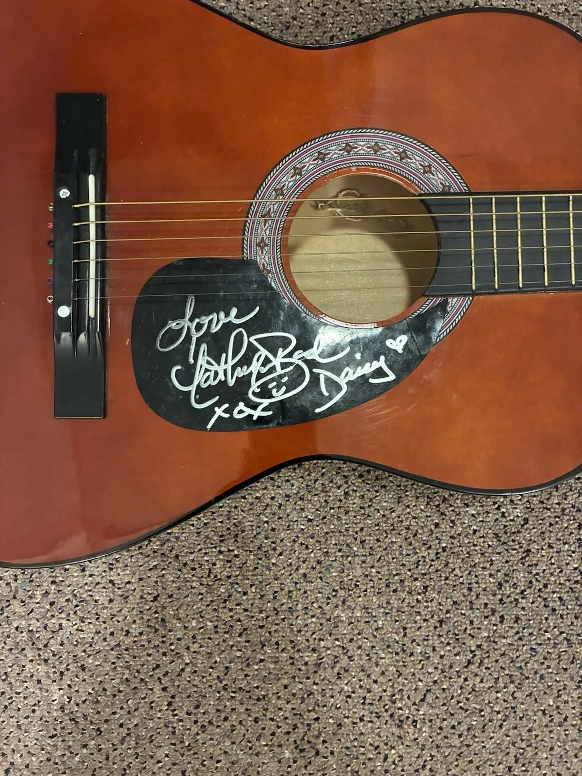 Catherine Bach Signed Autographed Acoustic Guitar Daisy Duke Dukes Of Hazzard, изображение 2