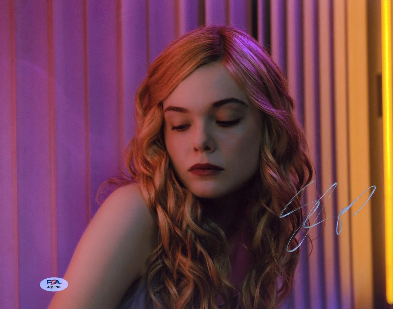 Elle Fanning — Foto auténtica firmada 11x14 de Elle Fanning The Neon Demon PSA/ADN #AQ16786