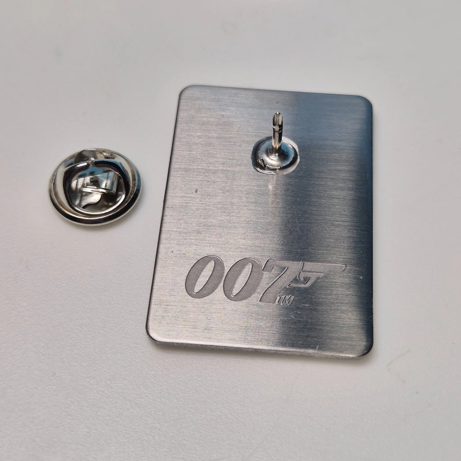 James Bond 007 Pin Badge Movie Poster Goldeneye Goldfinger Golden Gun Set of 3, изображение 5