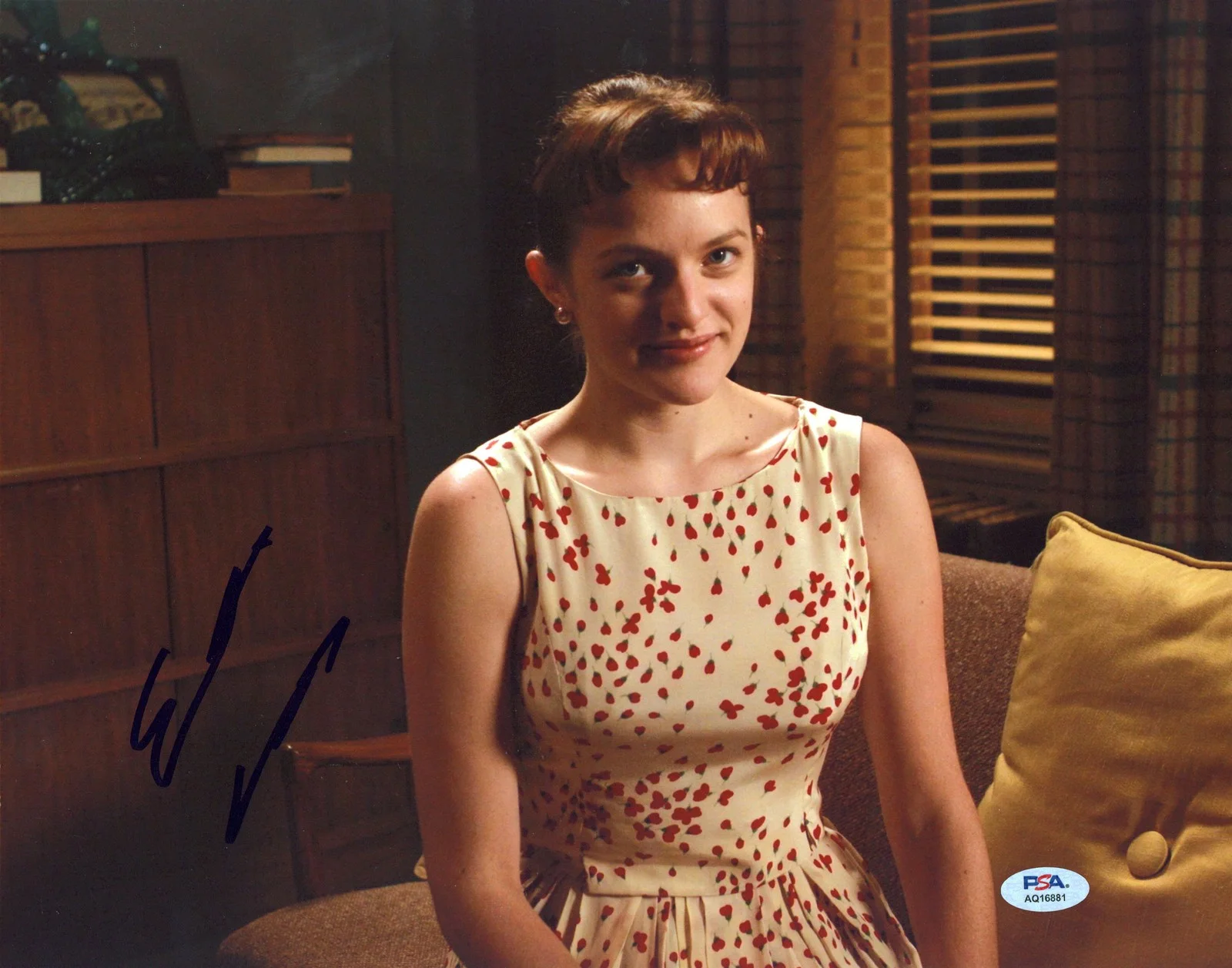 Elisabeth Moss — Elisabeth Moss Mad Men Authentic Signed 11x14 Horizontal Photo PSA/DNA #AQ16881
