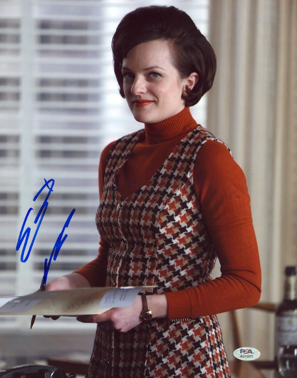 Elisabeth Moss — Elisabeth Moss Mad Men Authentic Signed 11x14 Vertical Photo PSA/DNA #AQ16877