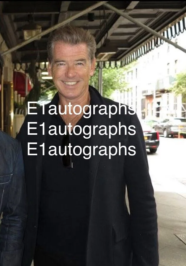 Pierce Brosnan — Pierce Brosnan signed James Bond 8x10 photo In Person Proof. 007 Die Another Day, изображение 3