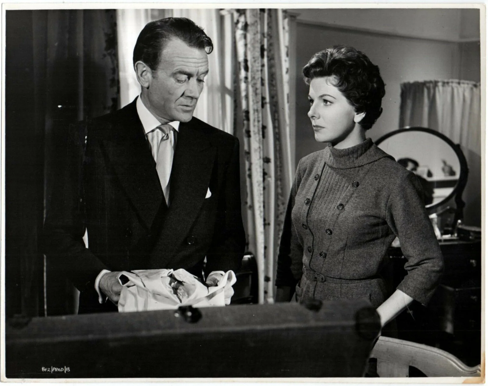 VICIOUS CIRCLE 1957 John Mills, Roland Culver, Gerald Thomas 5 STILLS, изображение 4
