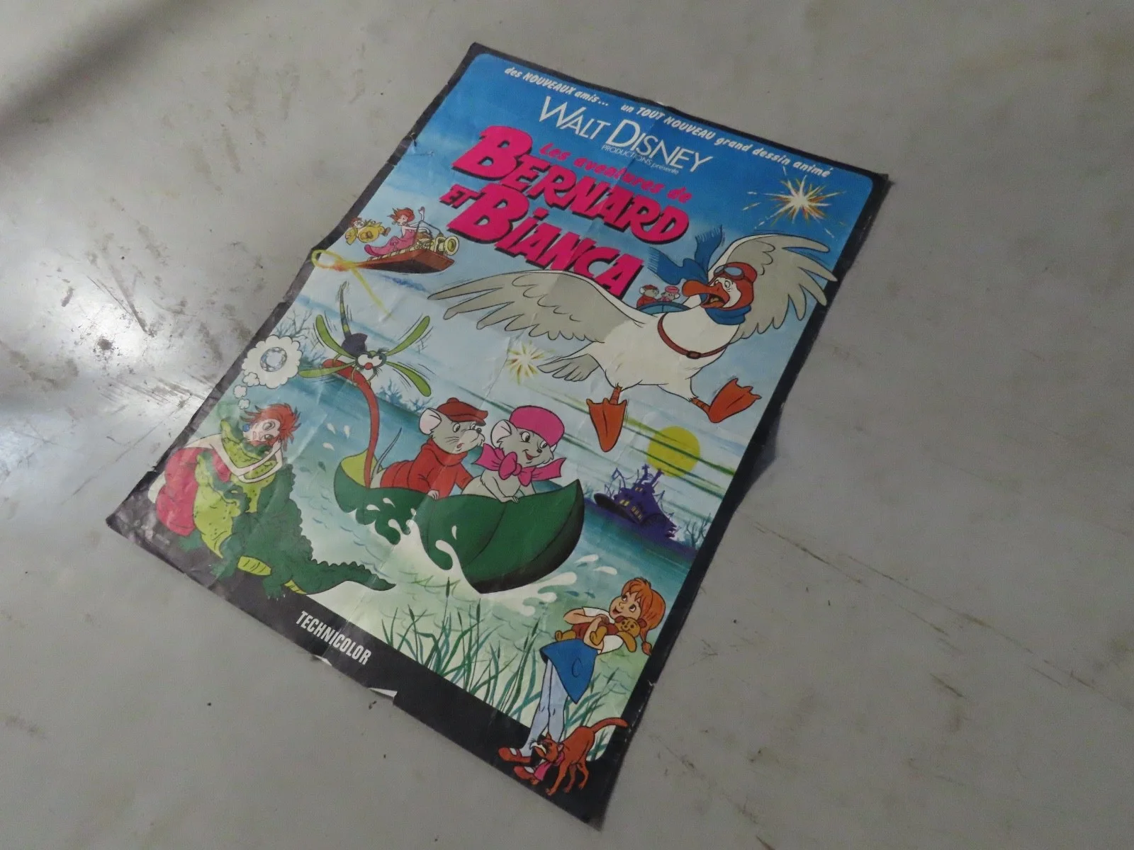 Vntage 1977 Walt Disney The Rescuers (Bernard & Bianca) French Movie Poster, изображение 2