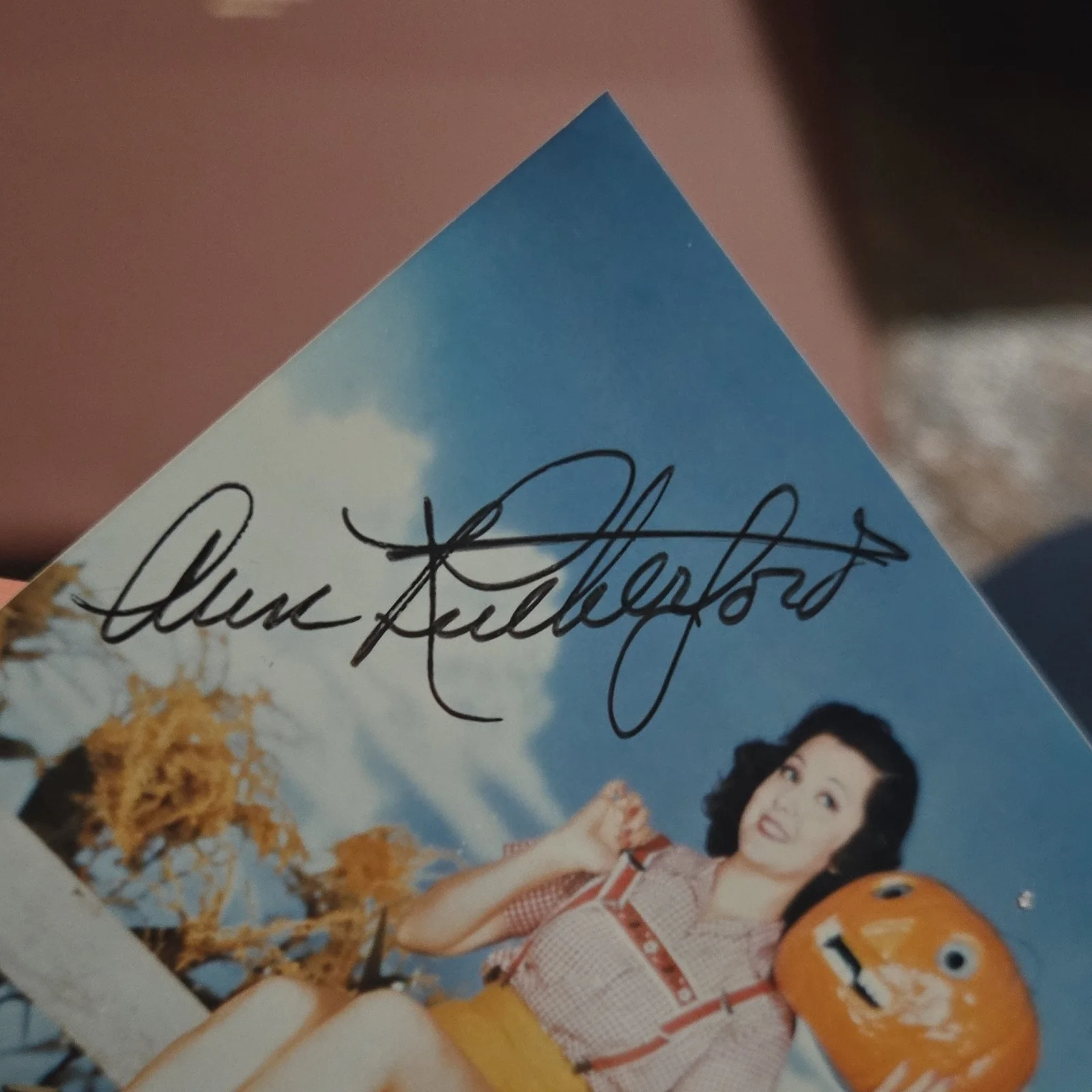 Linnea Quigley — Ann Rutherford Signed Original Movie Photograph Autograph with Pumpkins, изображение 2