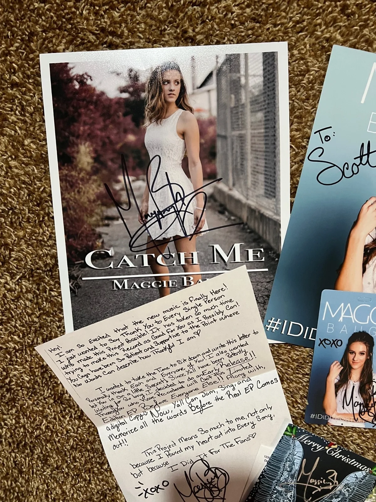Lot of Maggie Baugh Photos, Autographs, Christmas Card, Tattoo, Stage Pass Card, изображение 2