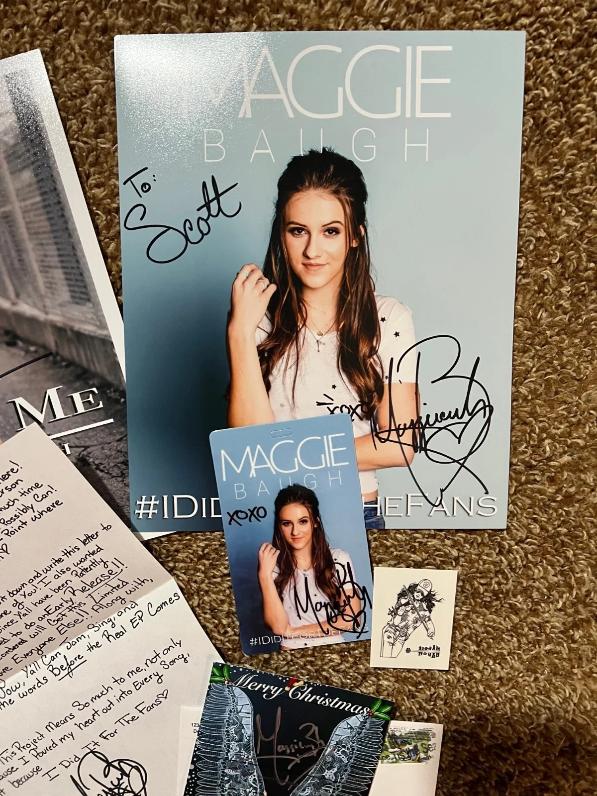 Lot of Maggie Baugh Photos, Autographs, Christmas Card, Tattoo, Stage Pass Card, изображение 3