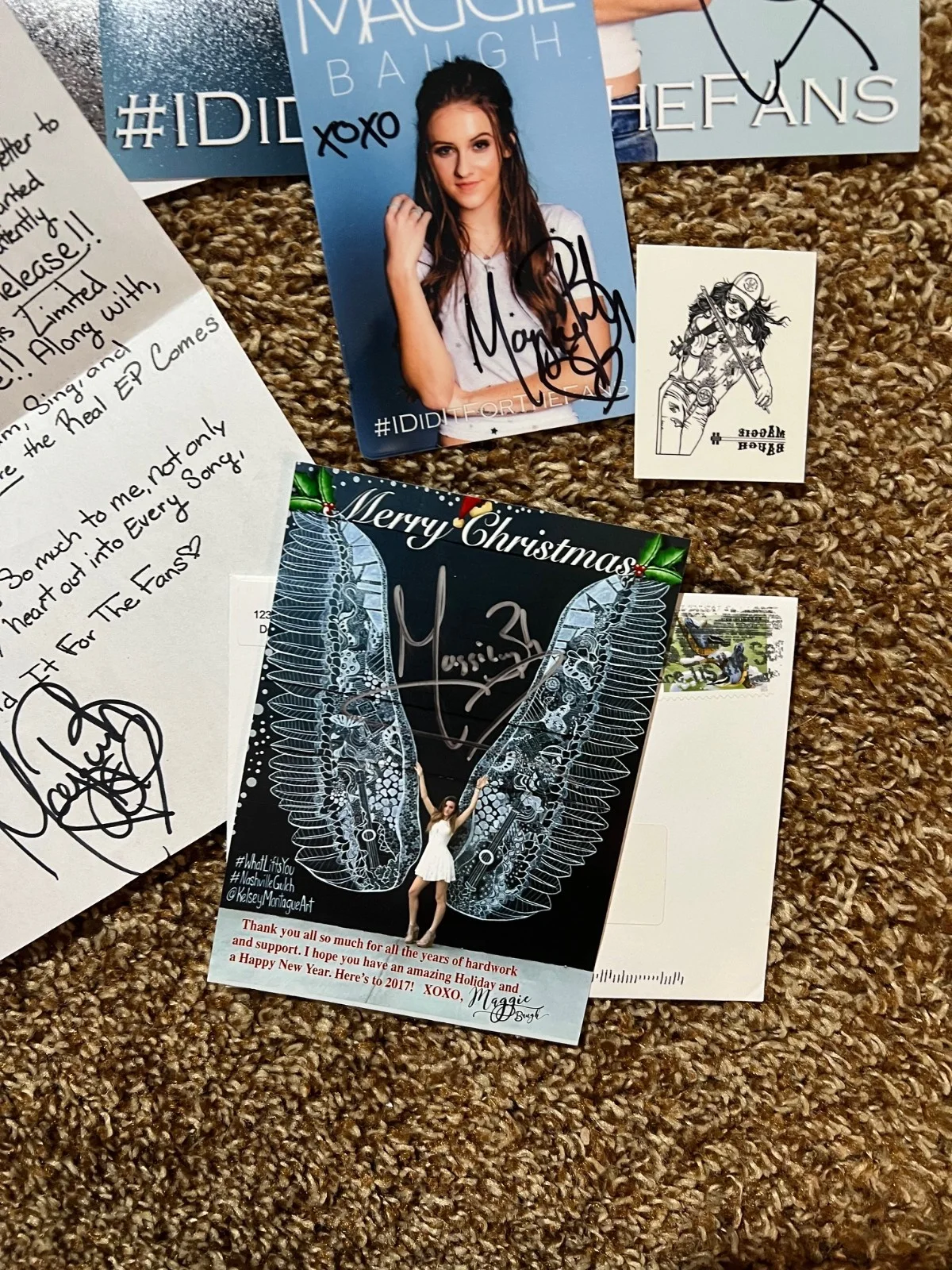 Lot of Maggie Baugh Photos, Autographs, Christmas Card, Tattoo, Stage Pass Card, изображение 5