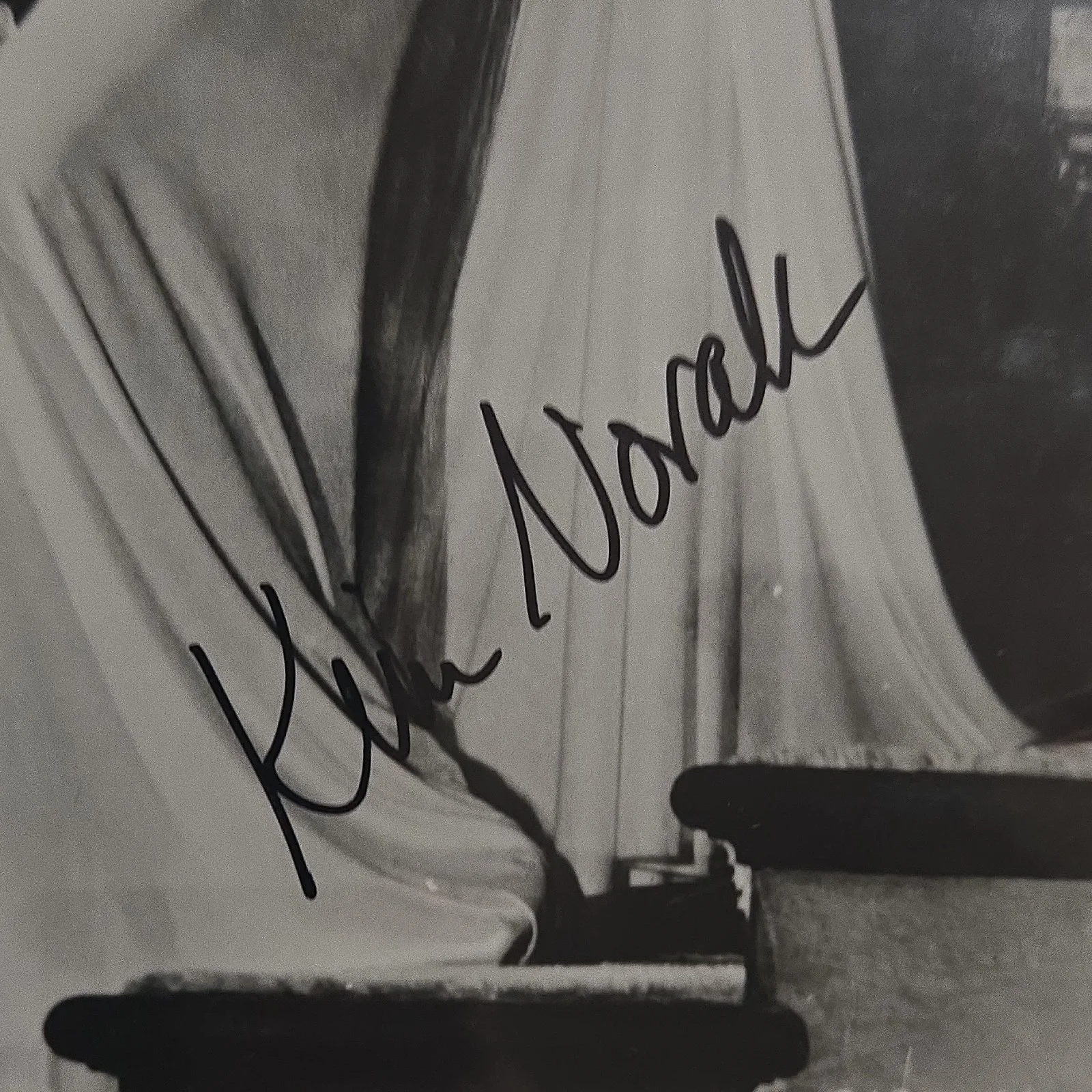 Kim Novak — Kim Novak Signed Original Movie Photograph Black and White Autograph, изображение 2