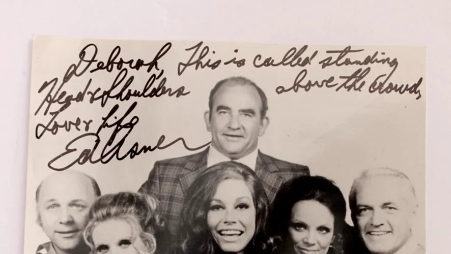 ED ASNER-MARY TYLER MOORE AUTOGRAPH SIGNED 8 X 10 B & W PHOTO W/ COA, image 2