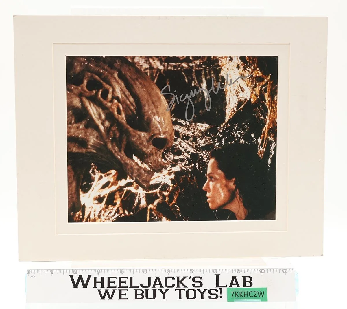 Carrie Fisher — Ellen Ripley Alien Resurrection Sigourney Weaver AUTOGRAPHED 8x10 Photo
