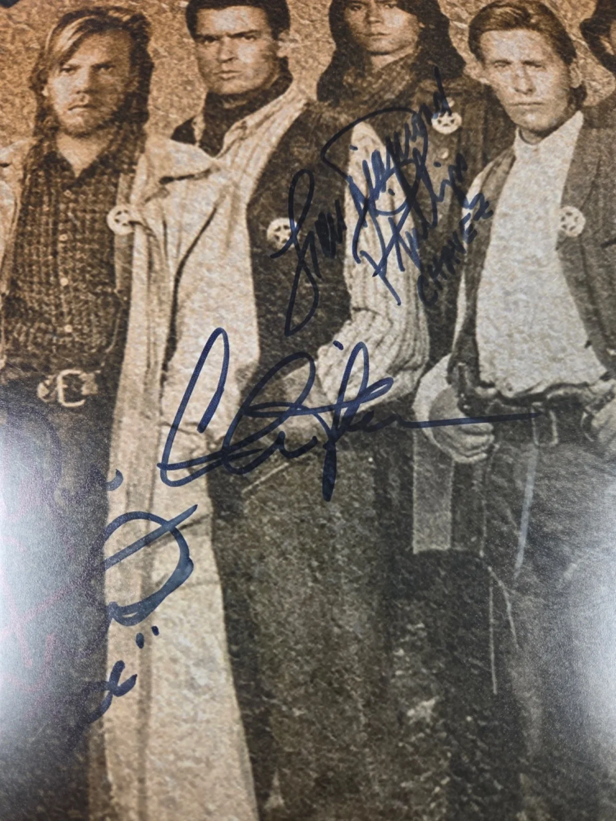 Keifer Sutherland, Charlie Sheen, Lou D. Phillips, Dermot Mulrone — 22x11 Young Guns Movie Print Autograph 4x Sutherland, Sheen, Phillips, Mulroney, изображение 5