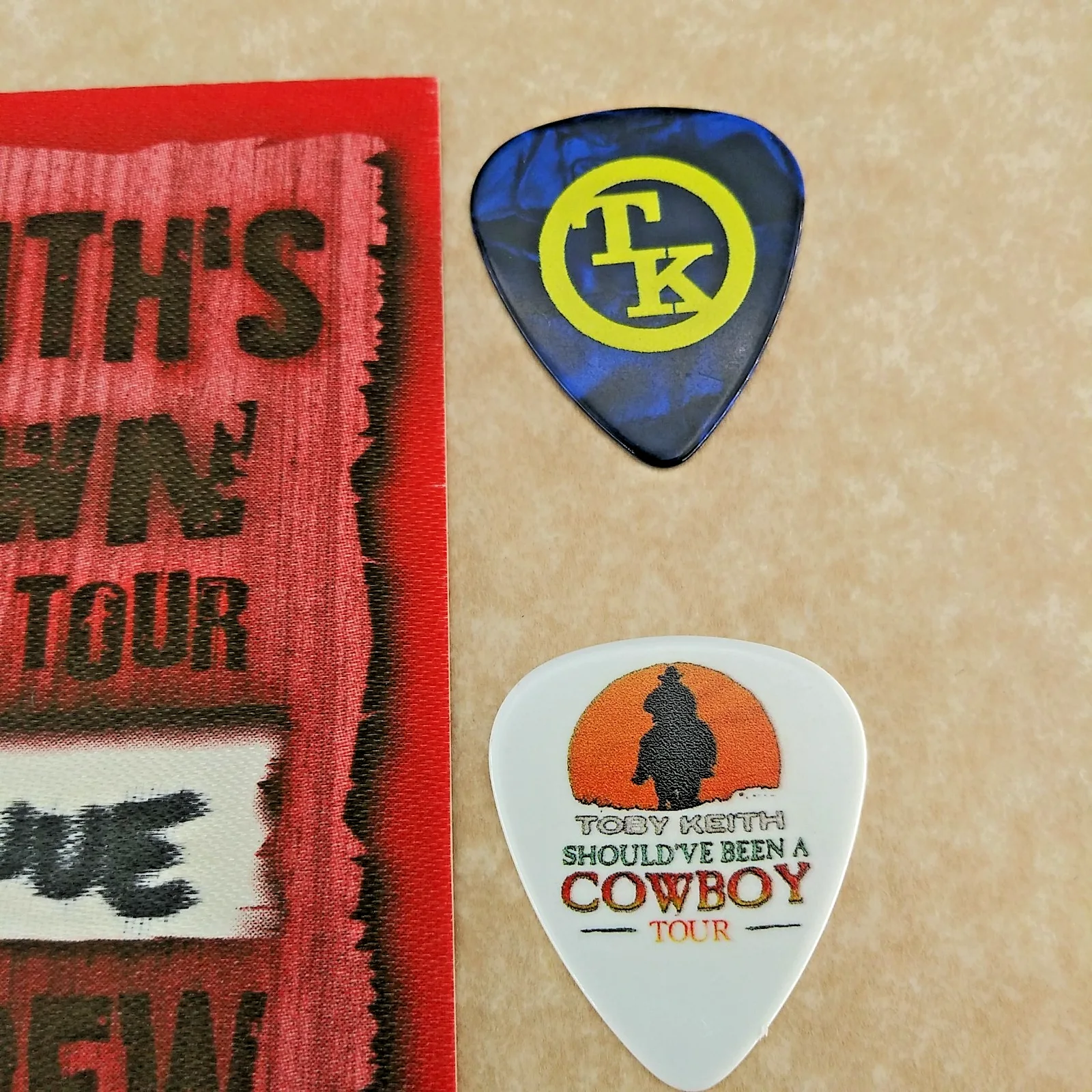 Toby Keith authenmtic CREW backstage pass w/ 2 novelty signature guitar picks, изображение 2