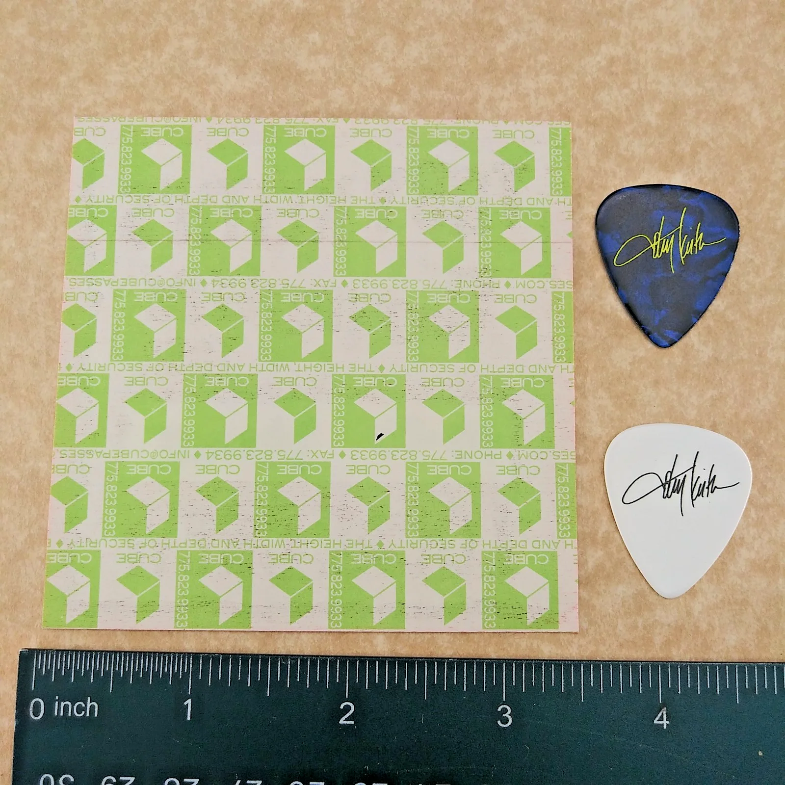 Toby Keith authenmtic CREW backstage pass w/ 2 novelty signature guitar picks, изображение 3