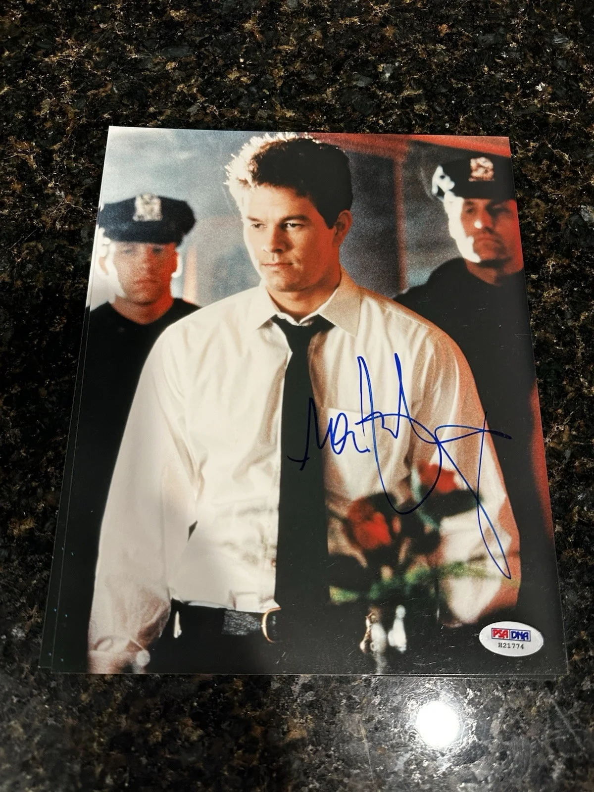 Mark Wahlberg — Mark Wahlberg signed celebrity 8x10 photo PSA COA movie, изображение 2