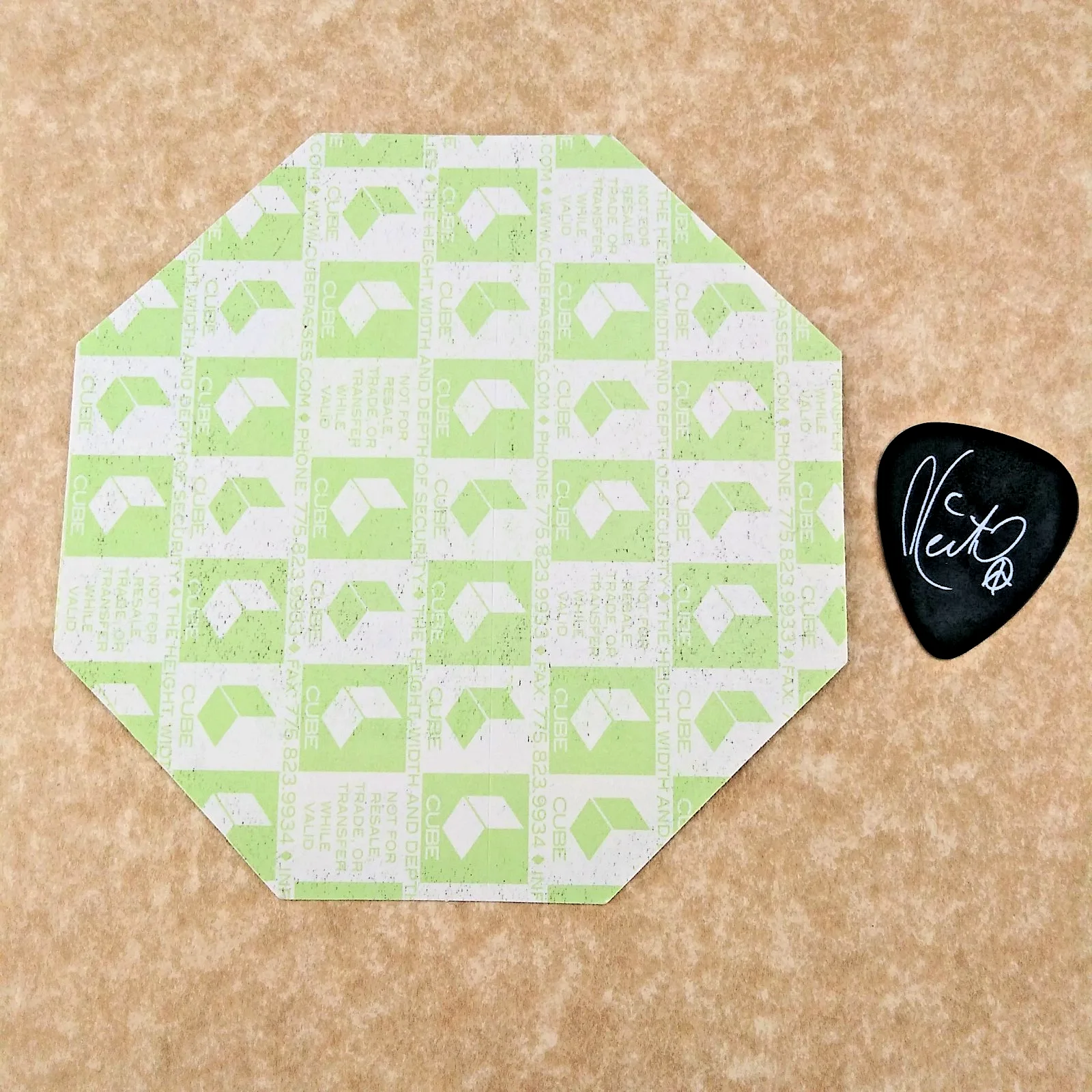Authentic KEITH URBAN staff backstage pass 1 novelty signature guitar pick zz1, изображение 2