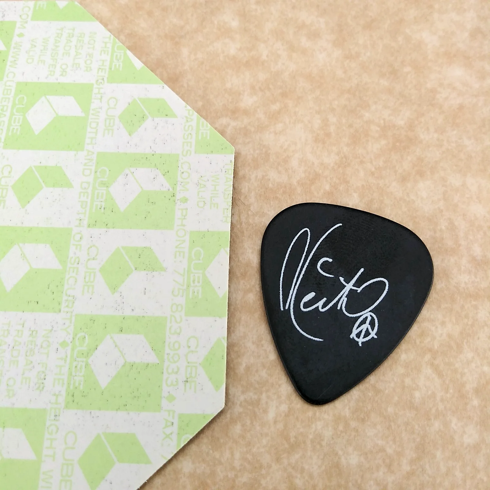 Authentic KEITH URBAN staff backstage pass 1 novelty signature guitar pick zz1, изображение 3