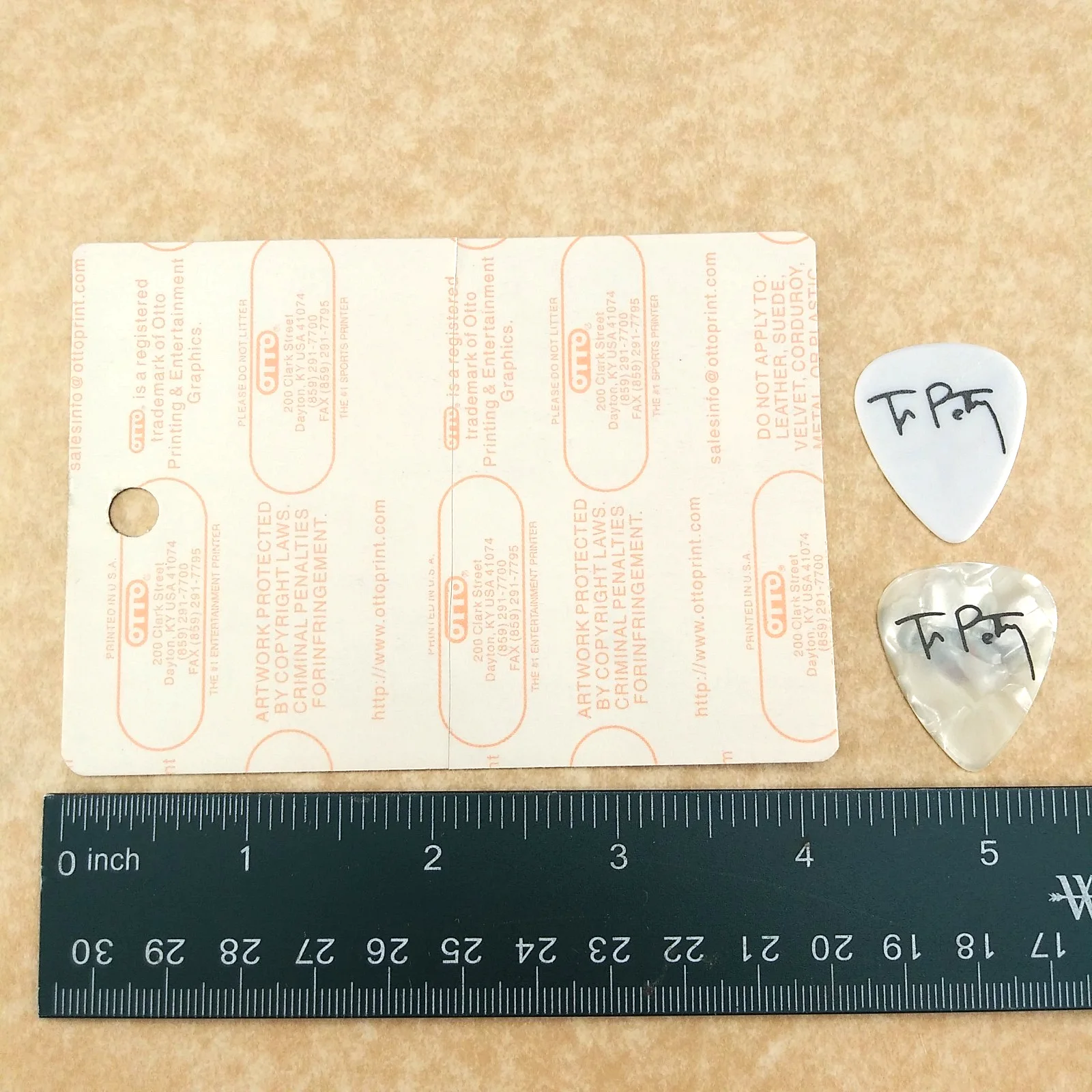 TOM PETTY authentic CREW STAFF backstage pass 2 novelty signature guitar picks, изображение 2