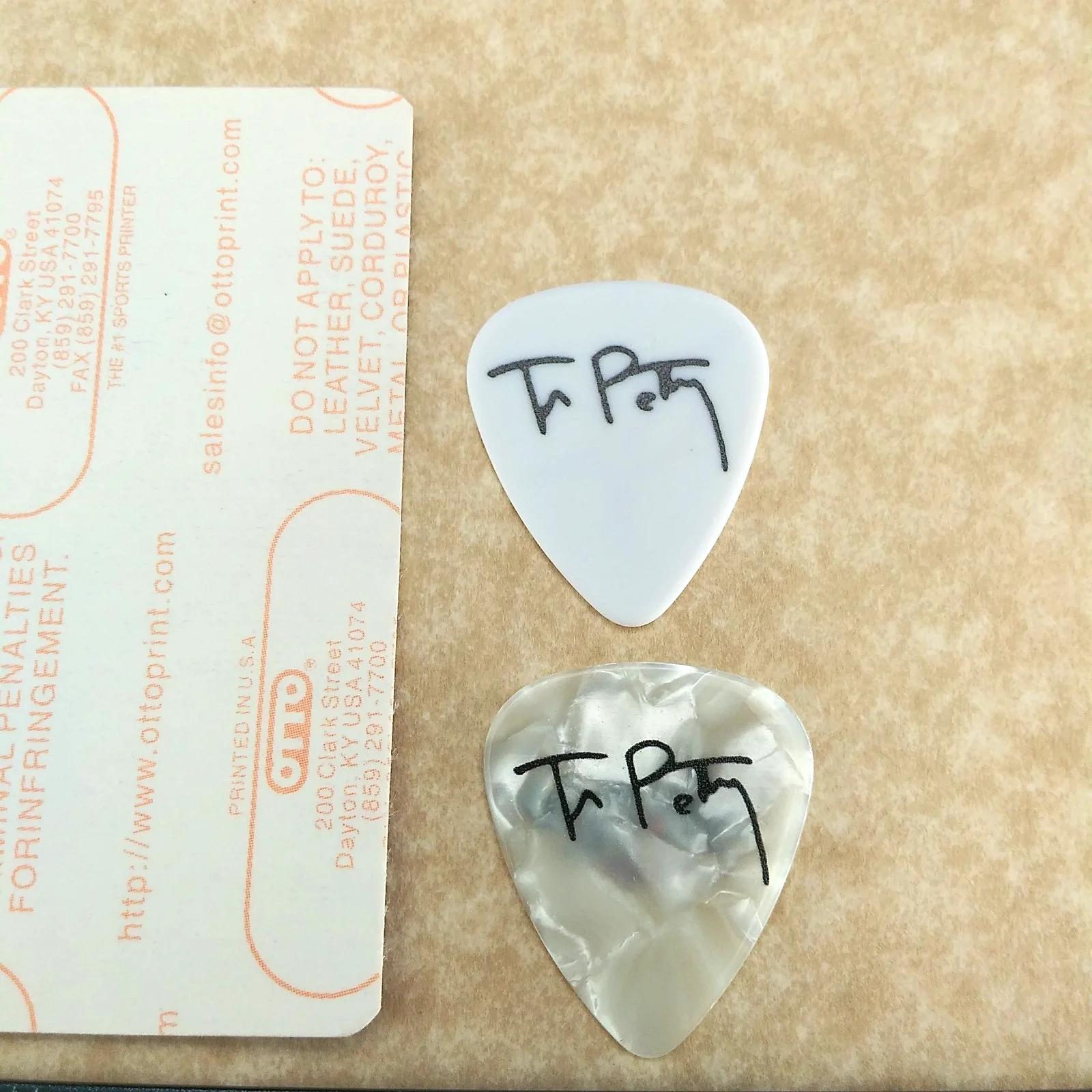 TOM PETTY authentic CREW STAFF backstage pass 2 novelty signature guitar picks, изображение 3