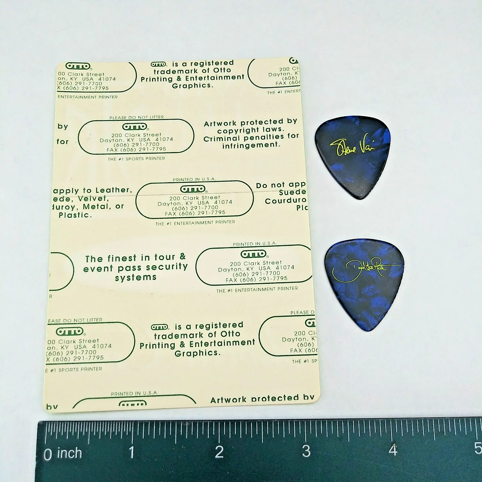 David Lee Roth (Van Halen) backstage pass w/ 2 novelty signature guitar picks, изображение 2