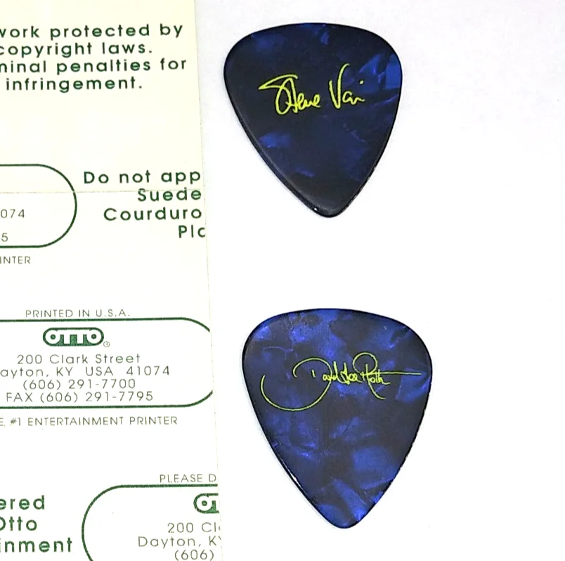 David Lee Roth (Van Halen) backstage pass w/ 2 novelty signature guitar picks, изображение 3