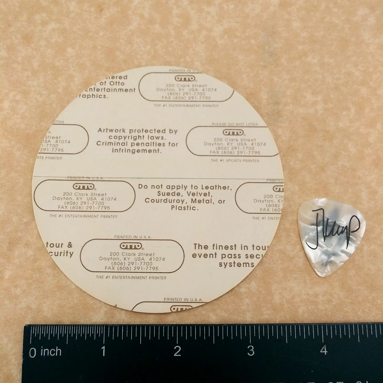 Authentic John Mellencamp concert backstage pass 1 novelty signature guitar pick, изображение 3
