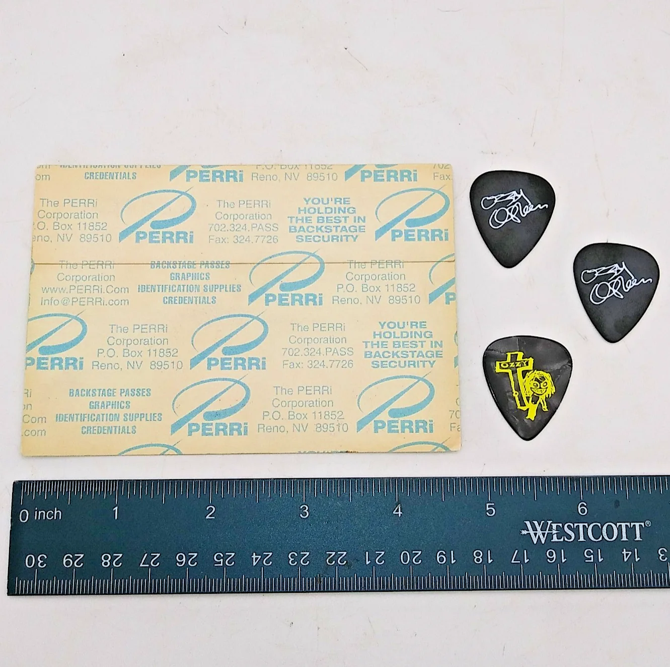 Authentic OZZY OSBOURNE concert backstage pass 3 novelty signature guitar pick, изображение 2