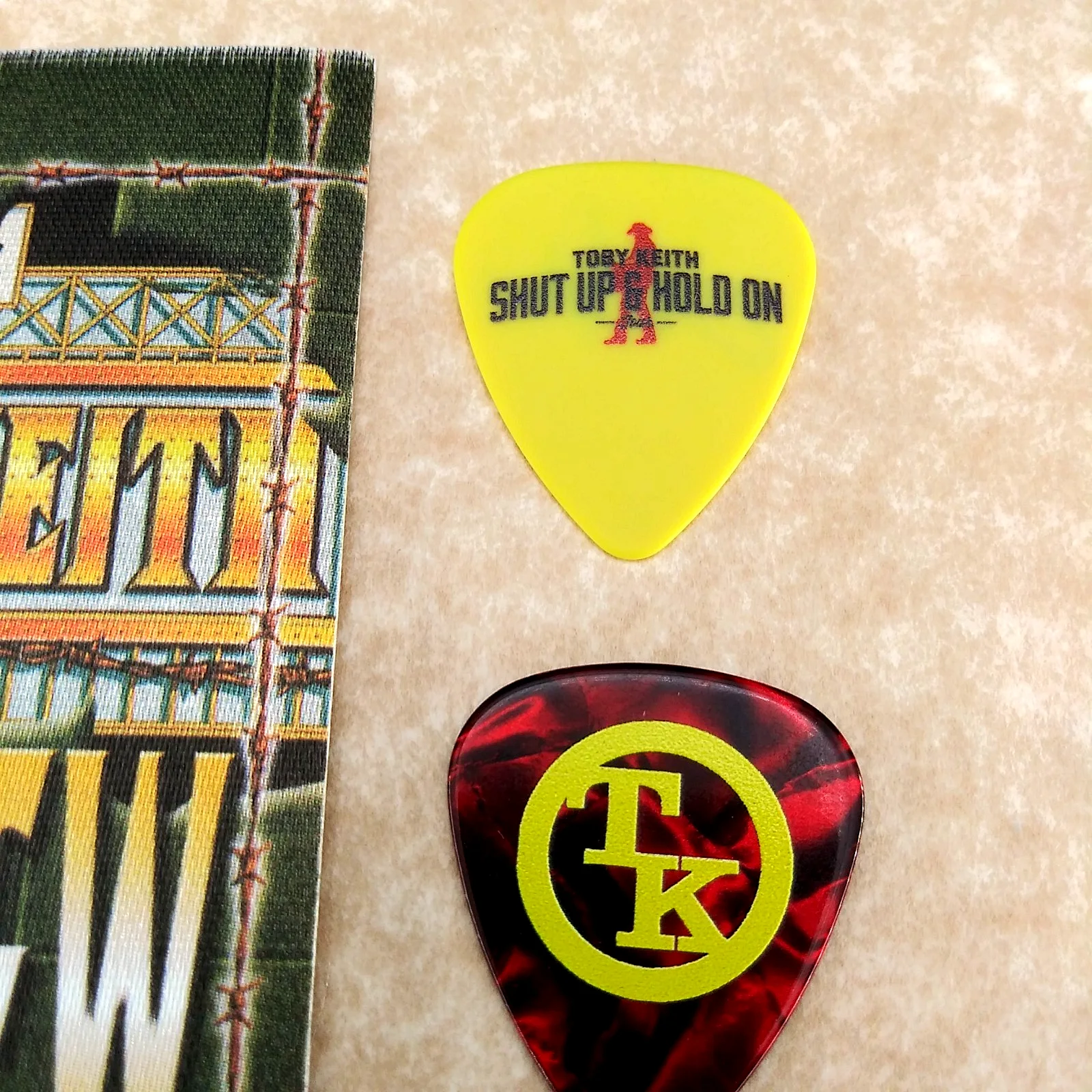 Toby Keith authenmtic CREW backstage pass w/ 3 novelty signature guitar picks, image 2
