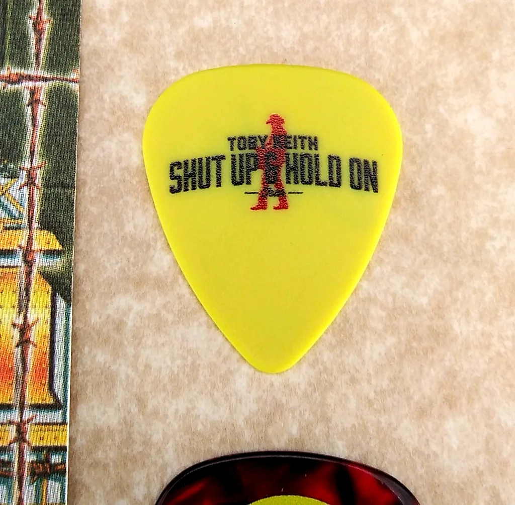 Toby Keith authenmtic CREW backstage pass w/ 3 novelty signature guitar picks, image 3