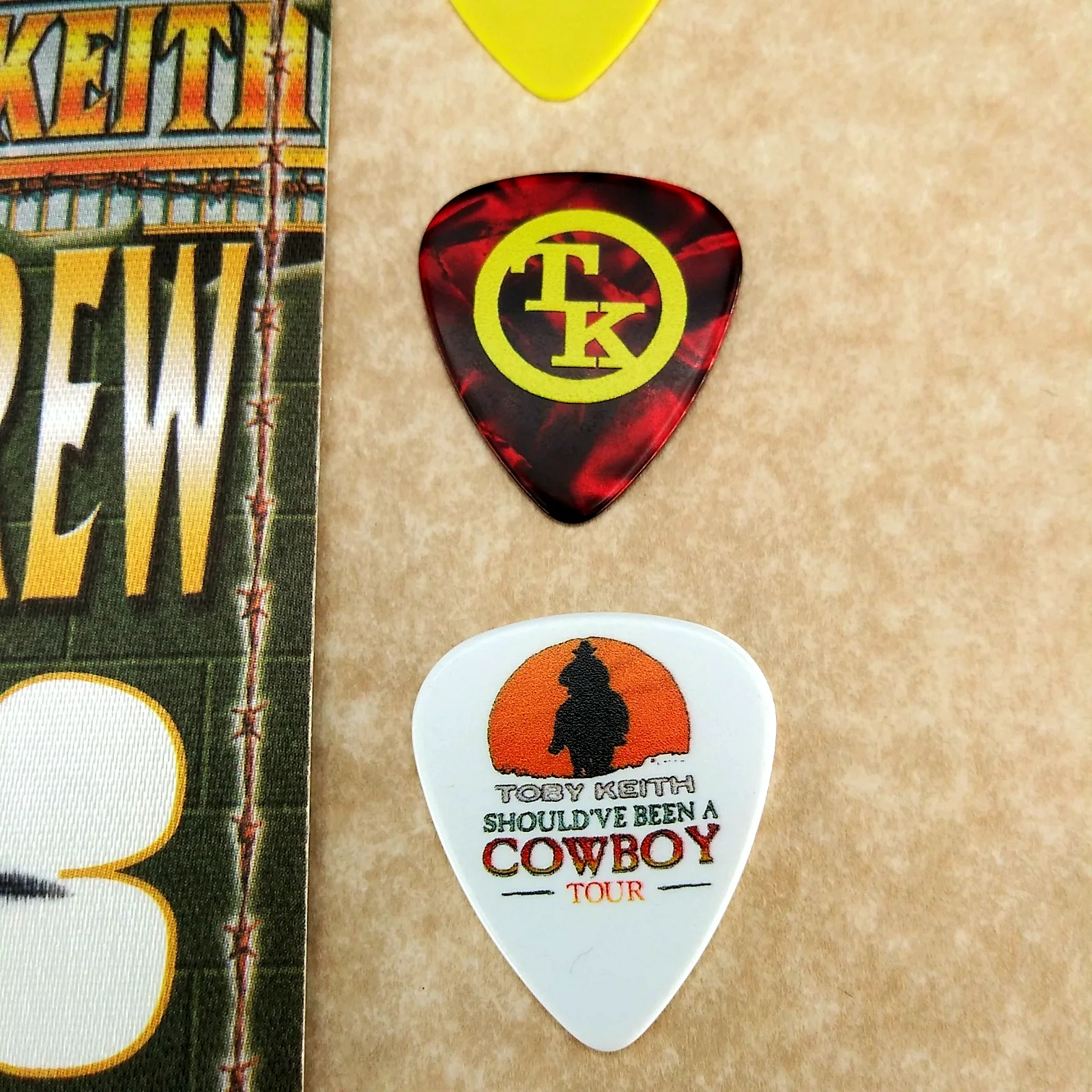 Toby Keith authenmtic CREW backstage pass w/ 3 novelty signature guitar picks, image 4