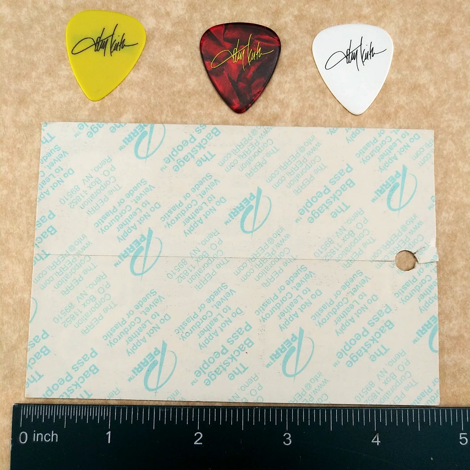 Toby Keith authenmtic CREW backstage pass w/ 3 novelty signature guitar picks, image 5