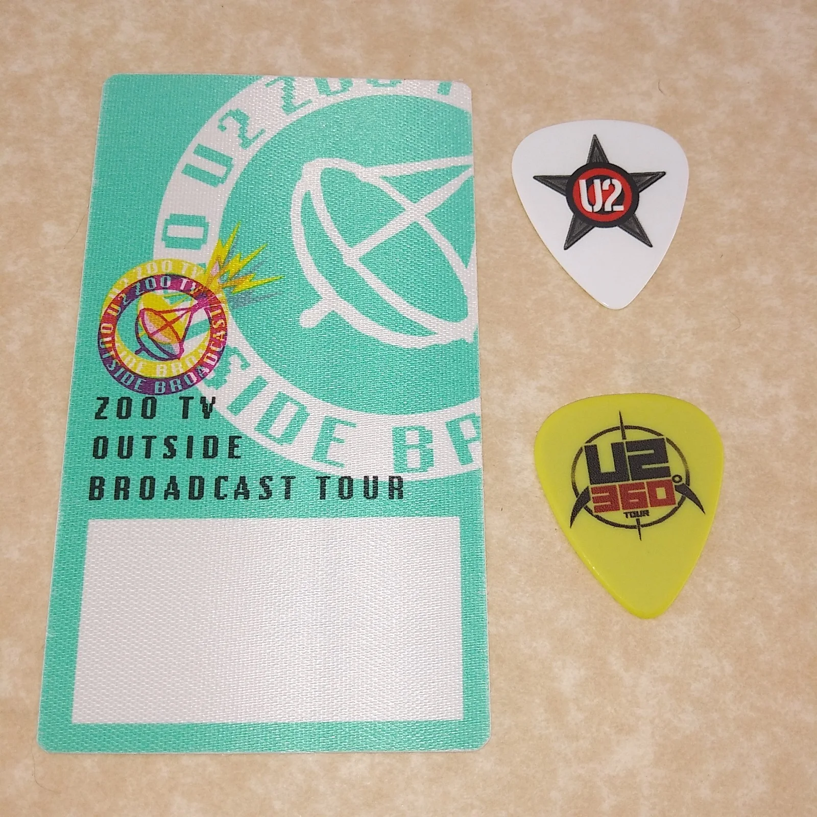 Authentic U2 concert tour backstage pass 2 novelty signature guitar picks, image 2