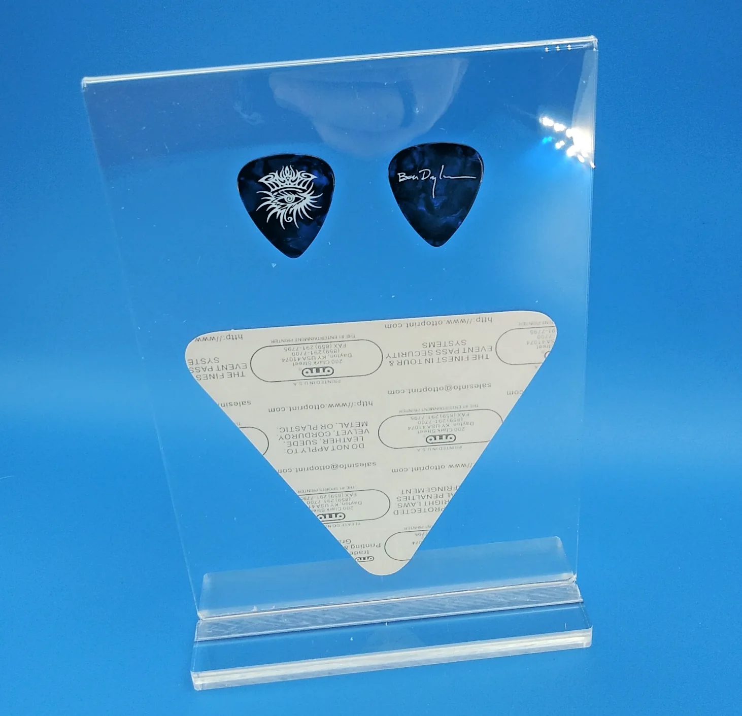 BOB DYLAN authentic backstage pass 2 novelty guitar picks 7.5" acrylic display!, image 4