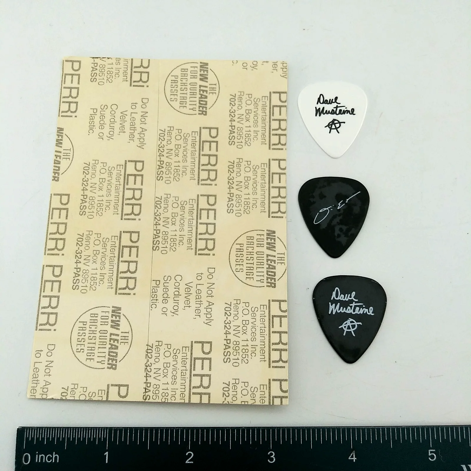 Authentic MEGADETH concert backstage pass 3 novelty signature guitar picks, изображение 2