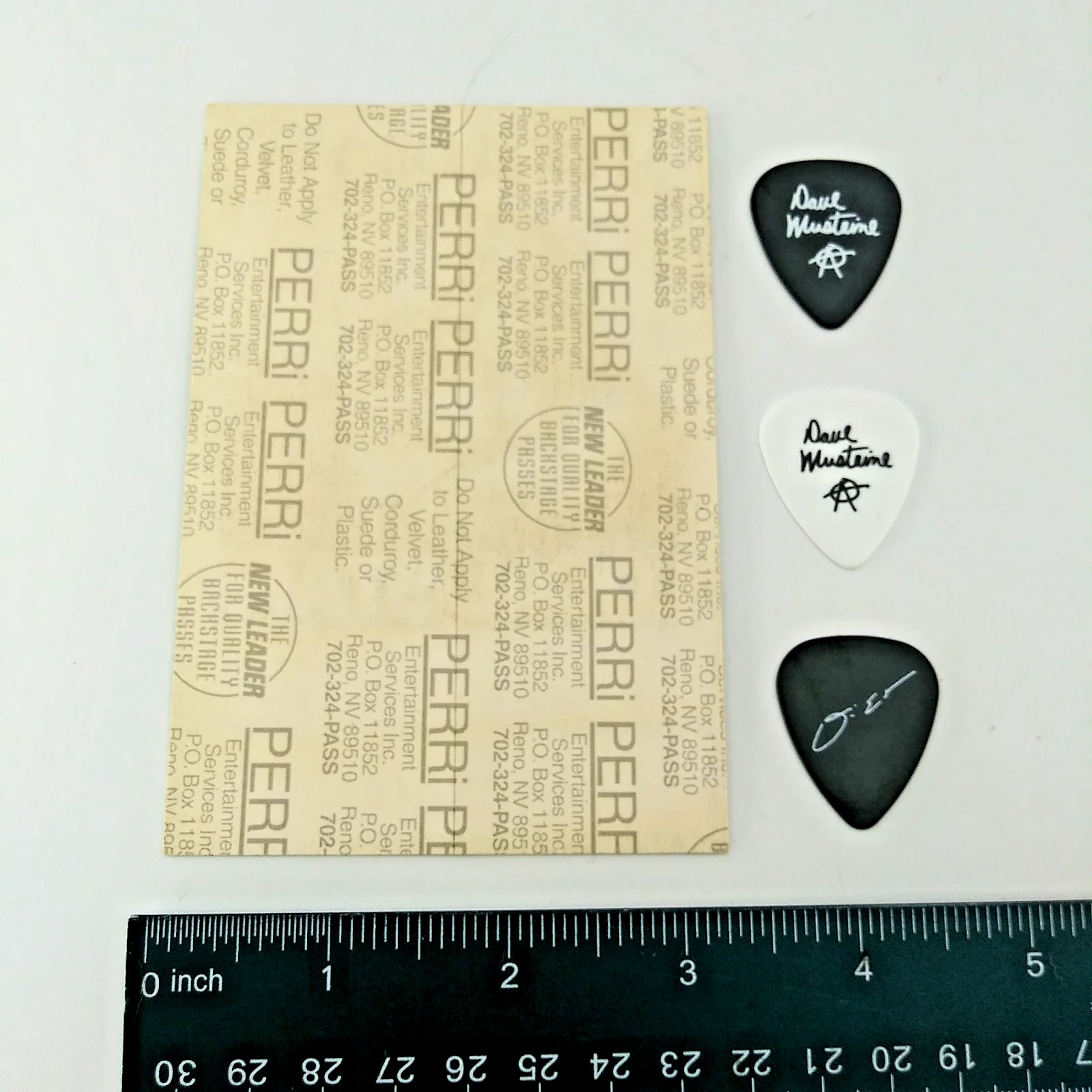 Authentic MEGADETH concert backstage pass 3 novelty signature guitar picks (mg2), изображение 2