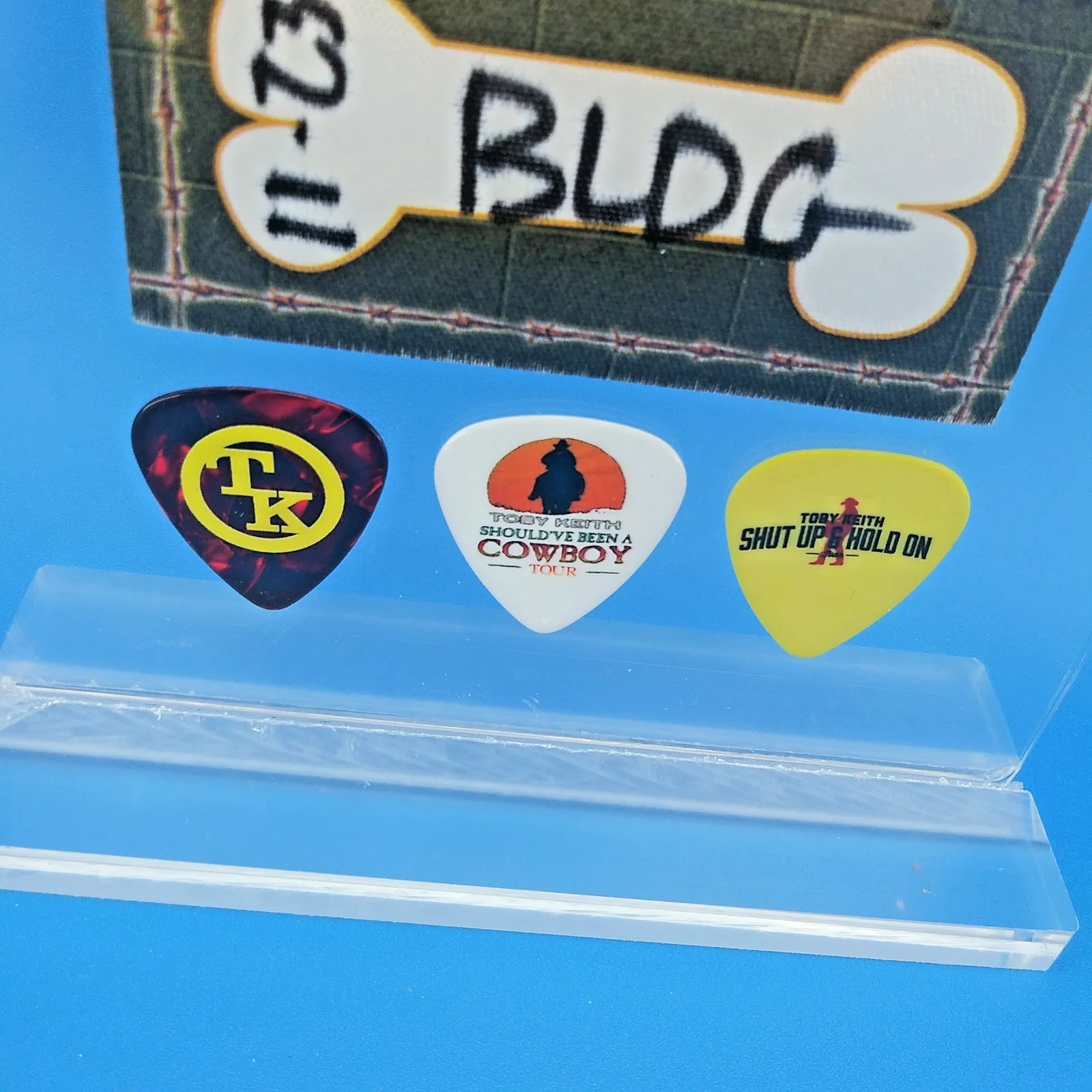 TOBY KEITH backstage pass 3 novelty signature guitar picks 7.25" acrylic display, изображение 3