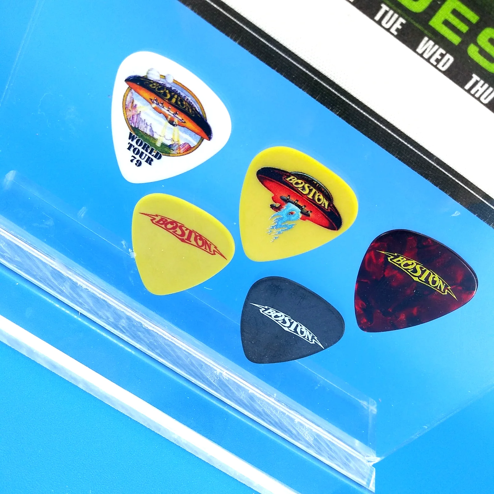 BOSTON backstage pass 5 novelty signature guitar picks 7.25" acrylic display, изображение 3