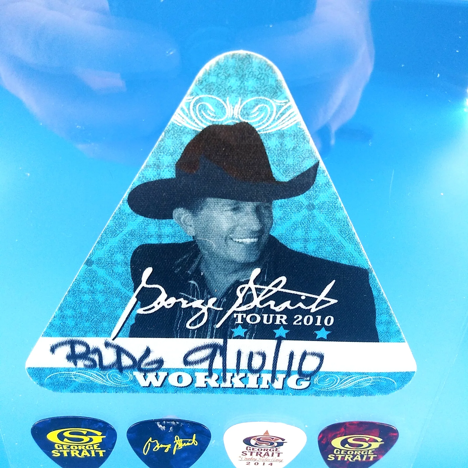 GEORGE STRAIT backstage pass 4 novelty guitar picks 7.25" acrylic display, image 2