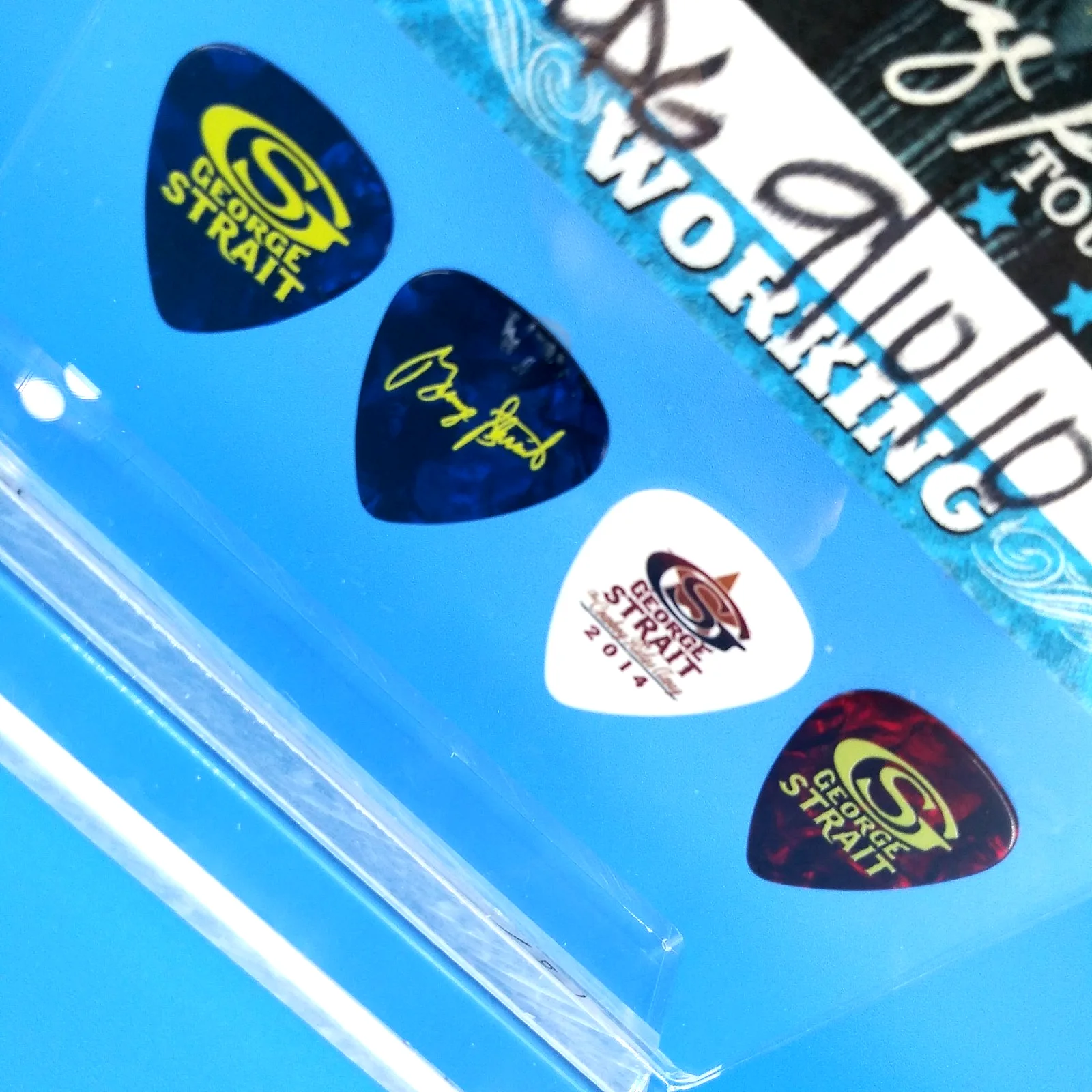 GEORGE STRAIT backstage pass 4 novelty guitar picks 7.25" acrylic display, image 3