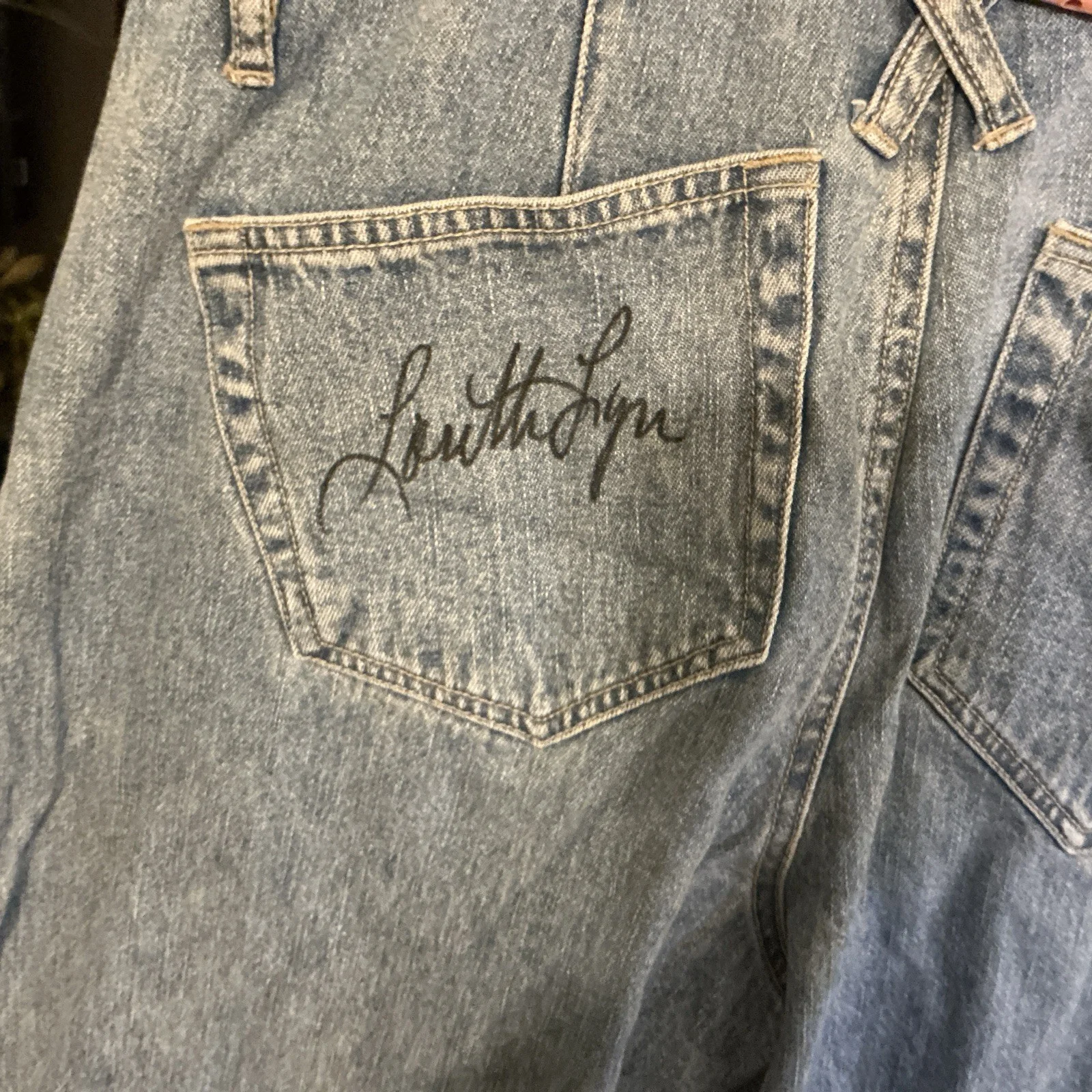 A PAIR OF BLUE JEANS WORN BY LORETTA LYNN AND OWNED BY HER AND AUTOGRAPHED, изображение 3
