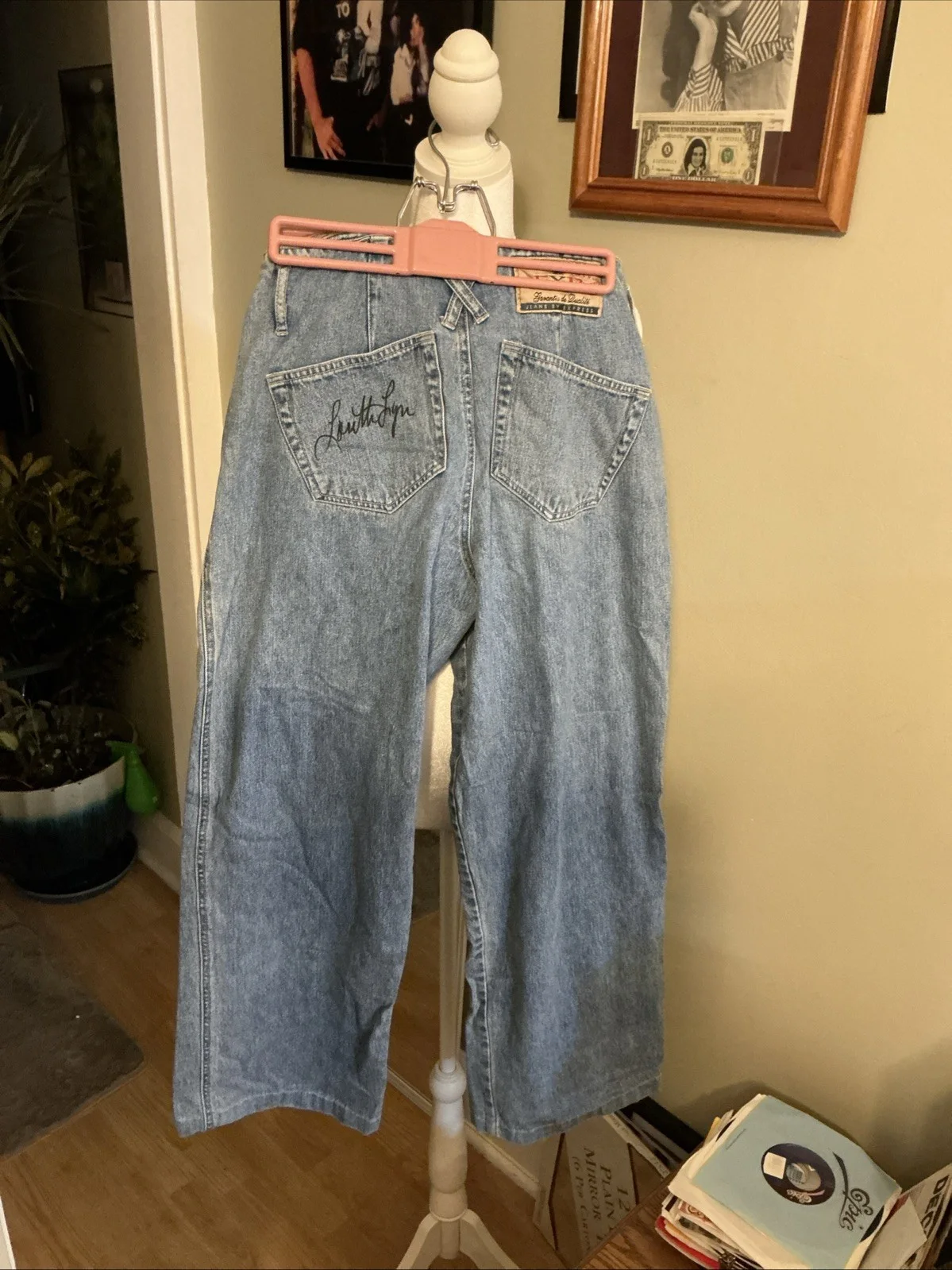 A PAIR OF BLUE JEANS WORN BY LORETTA LYNN AND OWNED BY HER AND AUTOGRAPHED, изображение 4
