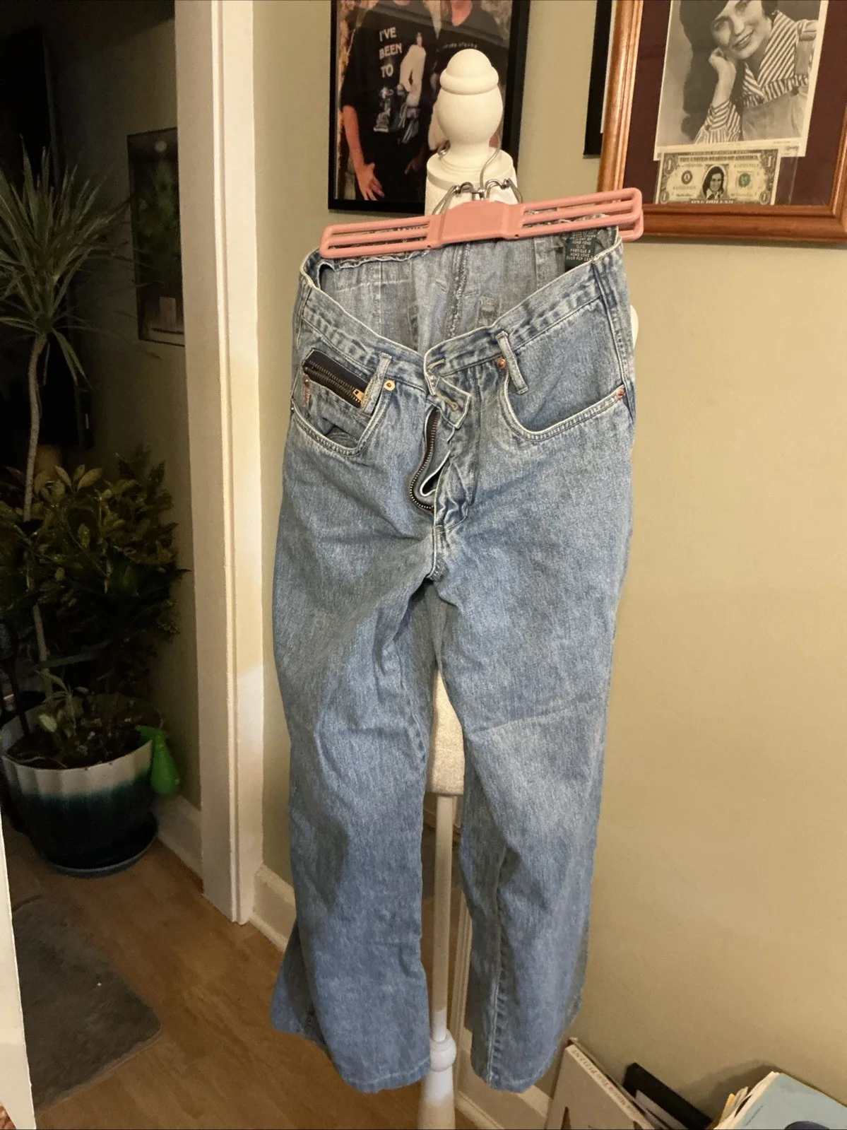 A PAIR OF BLUE JEANS WORN BY LORETTA LYNN AND OWNED BY HER AND AUTOGRAPHED, изображение 5