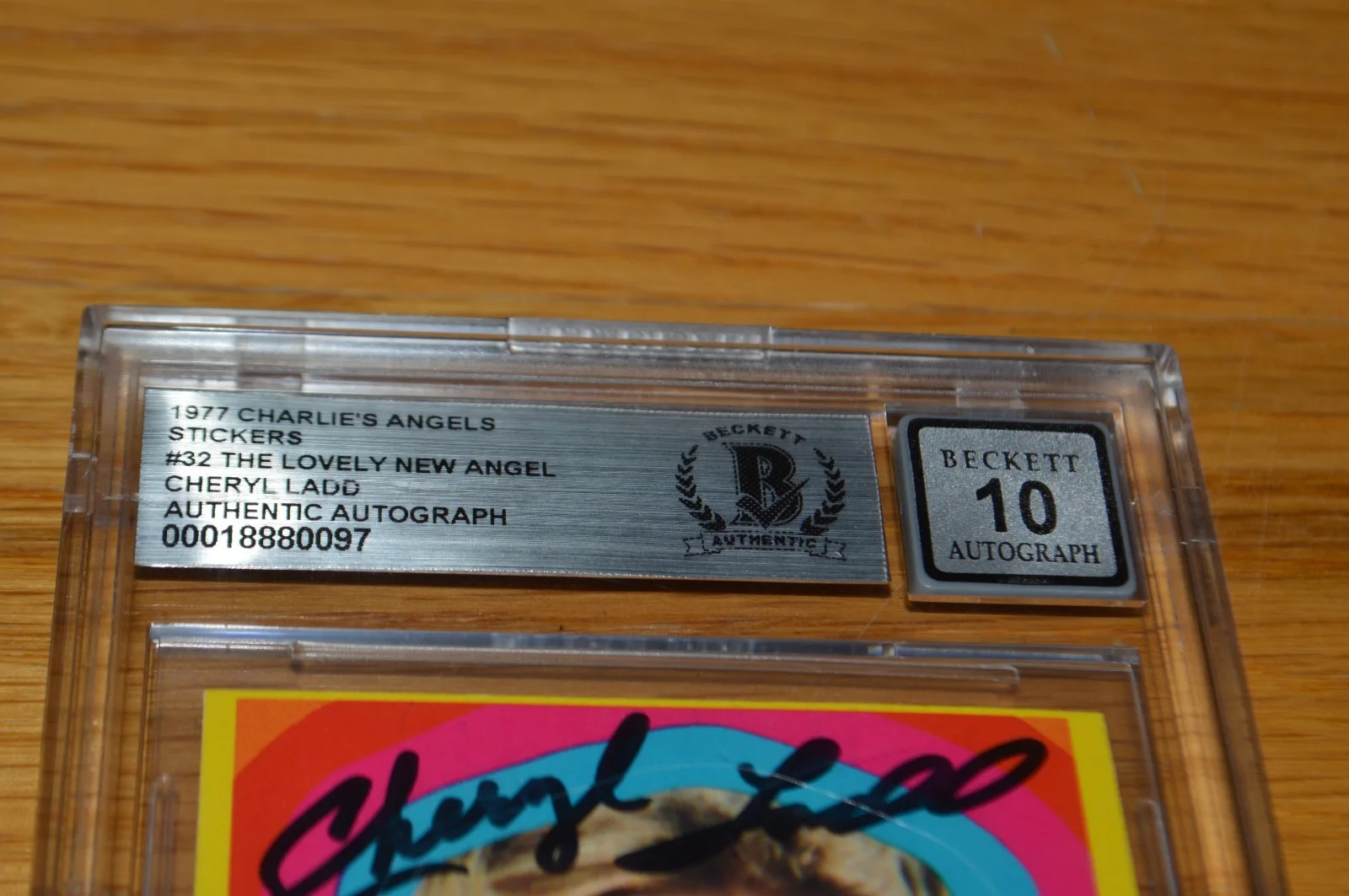 Cheryl Ladd — Cheryl Ladd Signed 1977 Topps Charlies Angels Trading Card ~ BGS Encapsulated, изображение 3