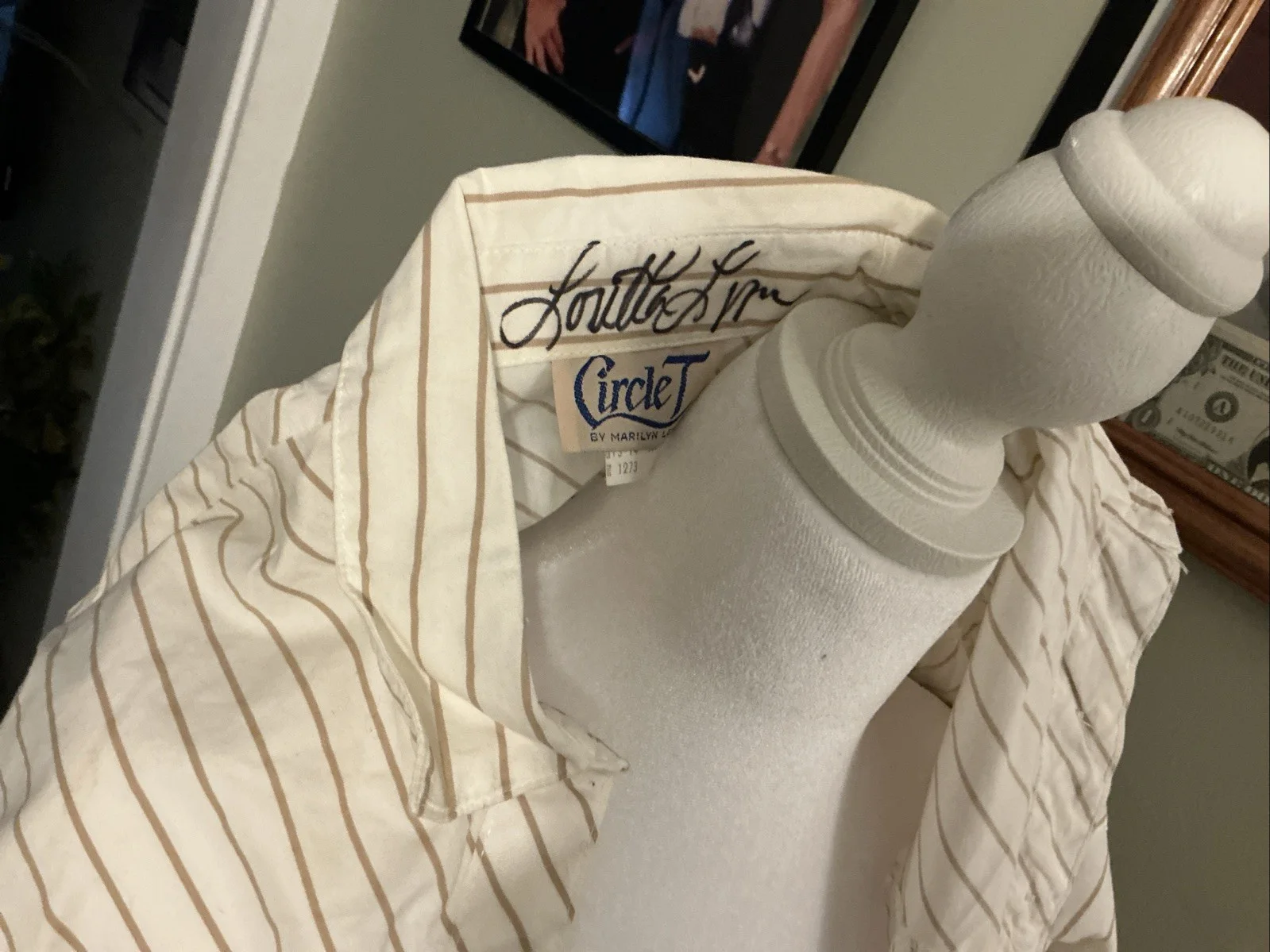 A BLOUSE PERSONALLY OWN AND AUTOGRAPH BY LORETTA LYNN QUEEN OF COUNTRY MUSIC., изображение 2