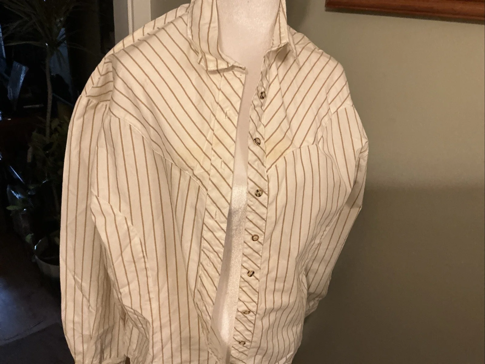 A BLOUSE PERSONALLY OWN AND AUTOGRAPH BY LORETTA LYNN QUEEN OF COUNTRY MUSIC., изображение 3