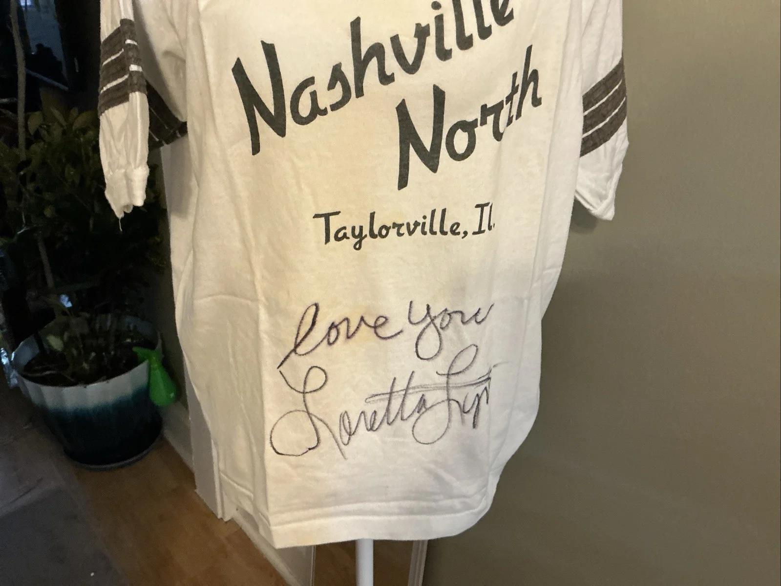 LORETTA LYNN PERSONAL ITEM WORN AND AUTOGRAPHED BY OUR QUEEN, image 2