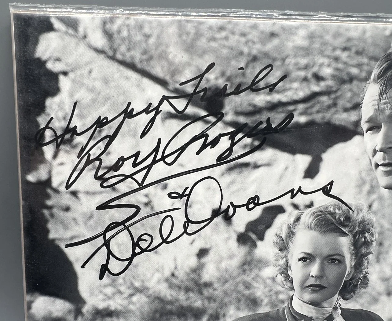 ROY ROGERS, DALE EVANS — ROY ROGERS & DALE EVANS signed autographed 8x10 B&W in black ink, изображение 2