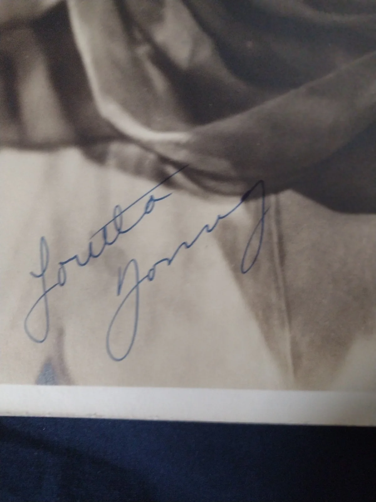 Autographed 8x10 Photo Hollywood Icon Loretta Young Signed COA, image 2